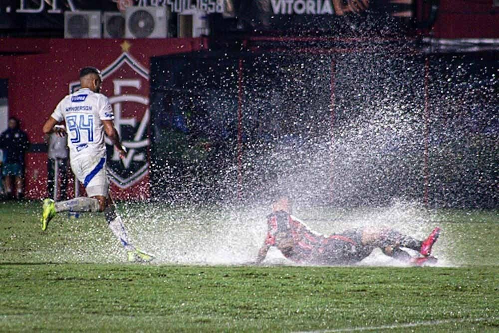Cruzeiro empata com Vitória em gramado alagado, mantém 2º lugar, mas perde chance de ser líder