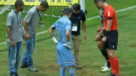 Jogo ficou parado cerca de quatro minutos