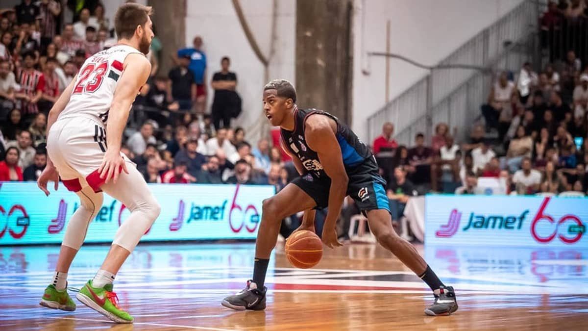 Franca bate São Paulo no último segundo e assume liderança na final do NBB
