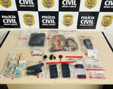 Polícia Civil apreendeu dinheiro, joias, celulares e pistola