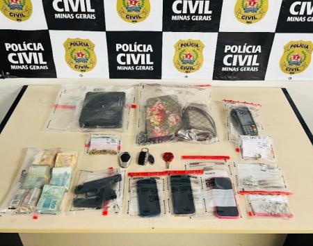 Polícia Civil apreendeu dinheiro, joias, celulares e pistola