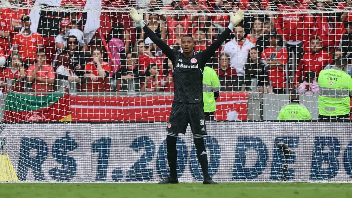 Mano explica escolha por John no gol do Inter: 'Importante para o momento'