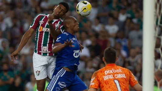 John Kennedy, atacante do Fluminense, disputa jogada com zagueiro Pedrão, do Cruzeiro