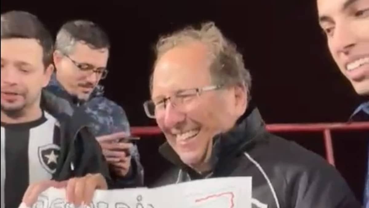 John Textor assiste a jogo do Botafogo na arquibancada; assista!