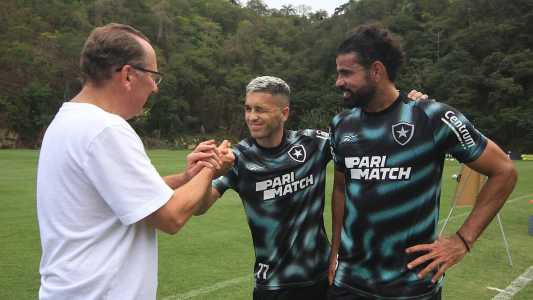 John Textor cumprimenta Diego Hernández e Diego Costa em treino do Botafogo