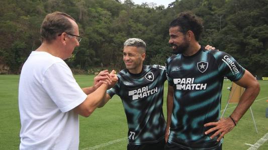 John Textor cumprimenta Diego Hernández e Diego Costa em treino do Botafogo