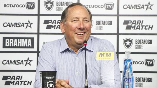 John Textor durante entrevista coletiva no Nilton Santos, nesta quarta (12)