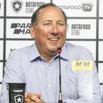 John Textor atualiza situação do CT e uniforme do Botafogo