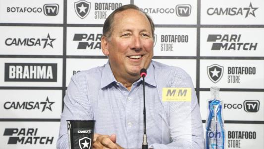 John Textor durante entrevista coletiva no Nilton Santos, nesta quarta (12)