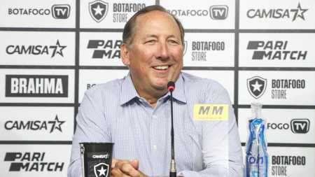 John Textor durante entrevista coletiva no Nilton Santos, nesta quarta (12)