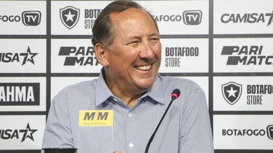 John Textor durante a apresentação de Bruno Lage como técnico do Botafogo