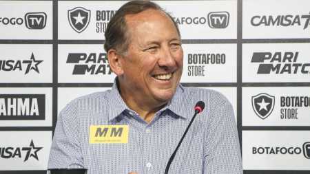 John Textor durante a apresentação de Bruno Lage como técnico do Botafogo