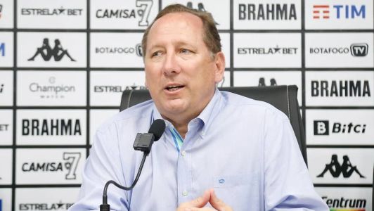 John Textor durante entrevista no Estádio Nilton Santos
