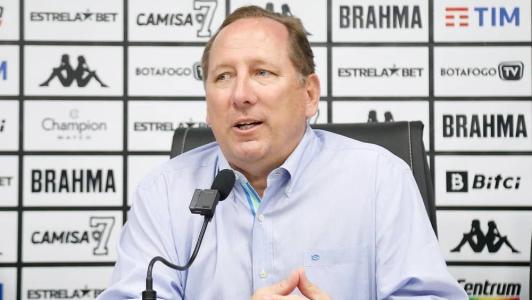 John Textor durante entrevista no Estádio Nilton Santos