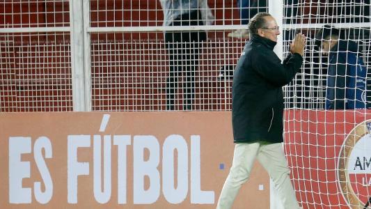 John Textor no gramado do estádio do Patronato, em Entre Ríos, na Argentina