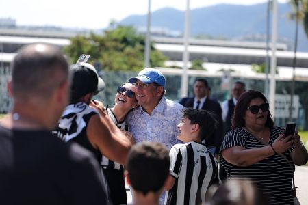 John Textor com torcedores do Botafogo no Rio de Janeiro