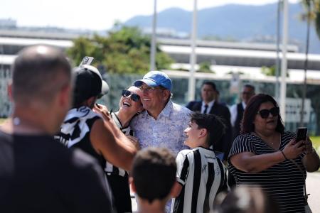 John Textor com torcedores do Botafogo no Rio de Janeiro