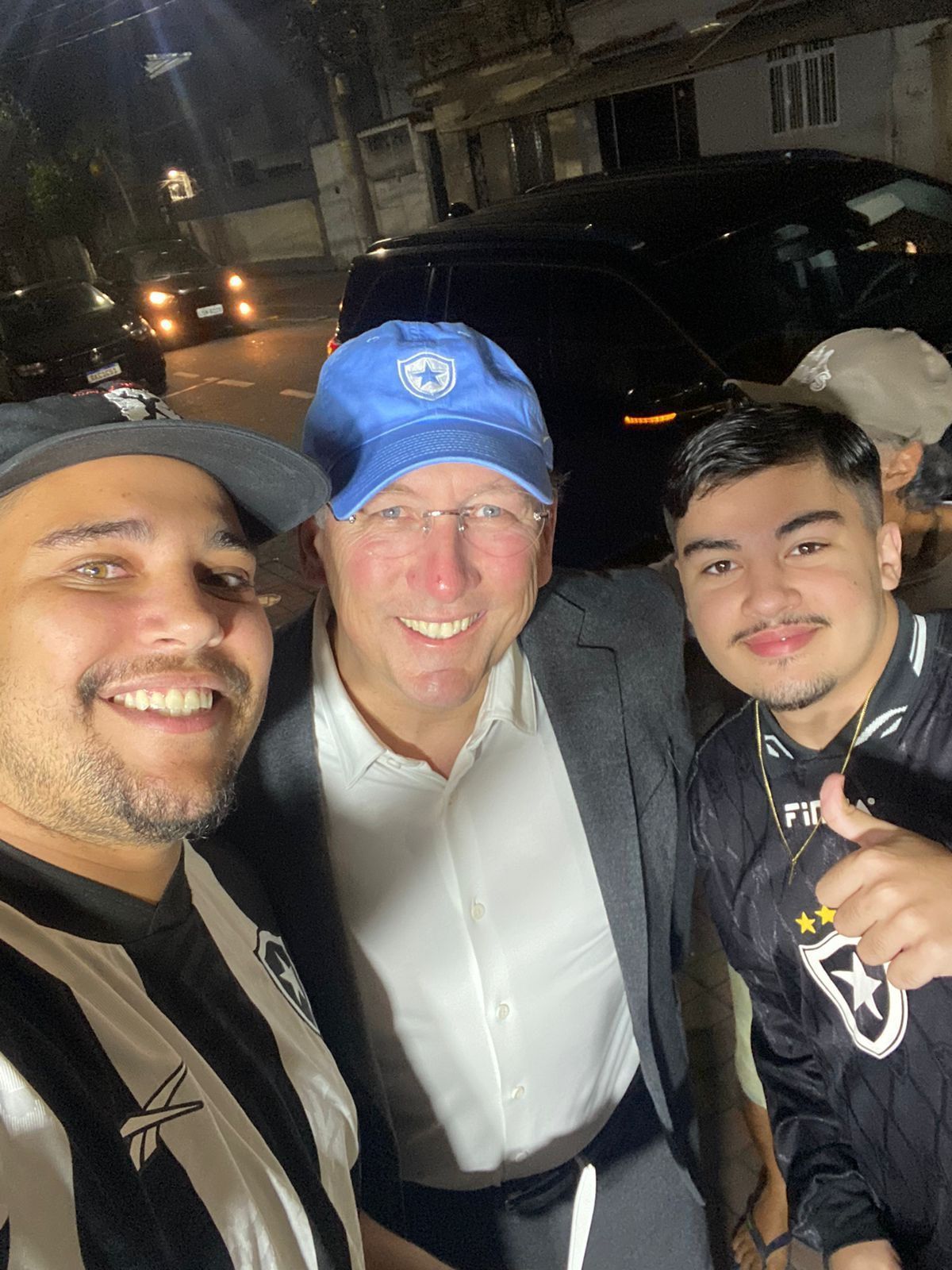 Torcedor raiz: Textor come churrasquinho e bebe cerveja antes de jogo do Botafogo