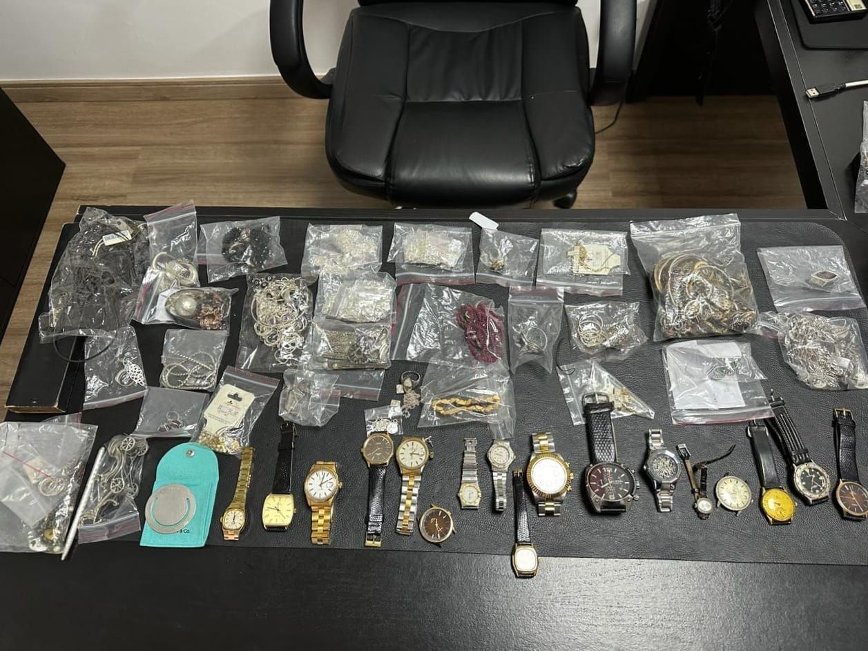 Quatro suspeitos de vender joias roubadas são presos em MG e SP