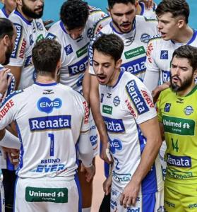 Jogadores do Campinas comemoram ponto durante jogo da Superliga