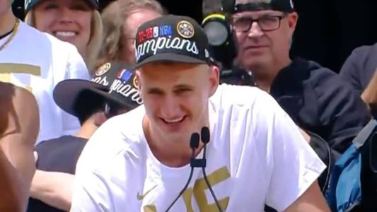 Jokic durante discurso no desfile de campeões do Nuggets