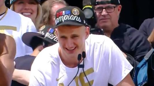 Jokic durante discurso no desfile de campeões do Nuggets