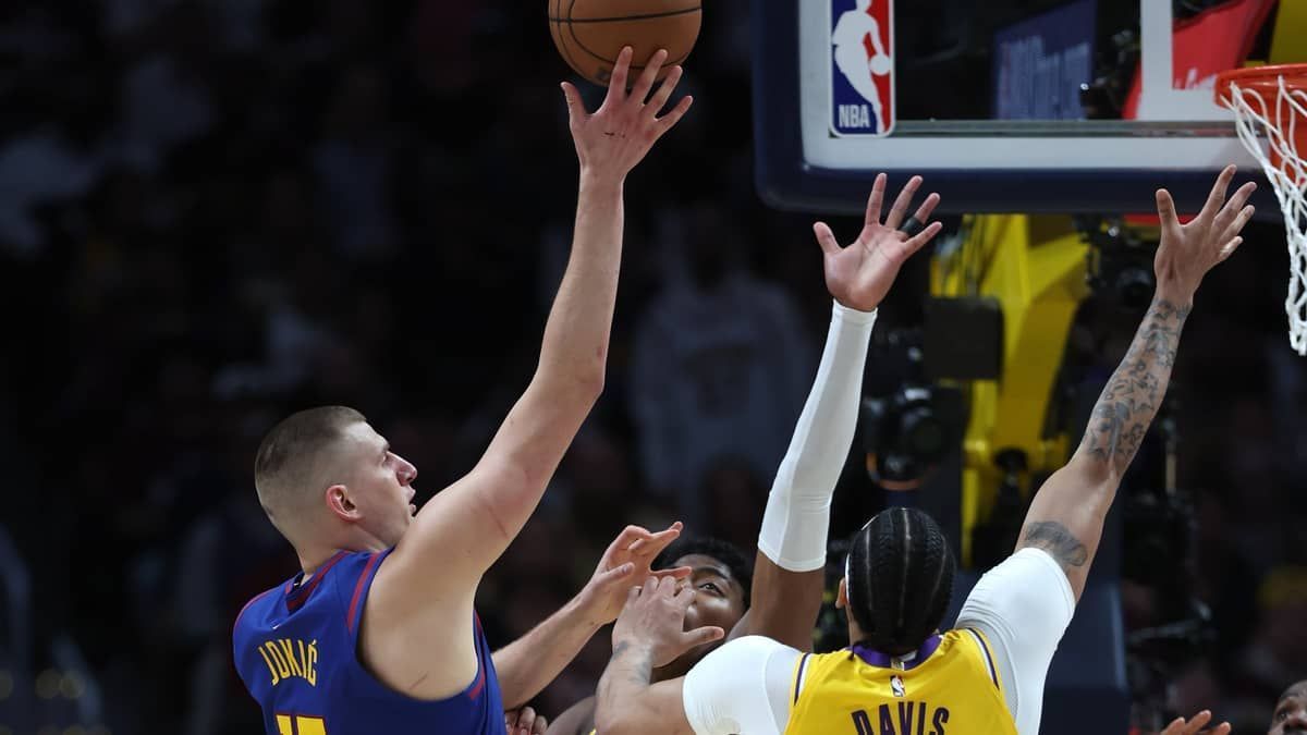 Jokic dá show, e Nuggets abrem vantagem sobre Lakers na NBA