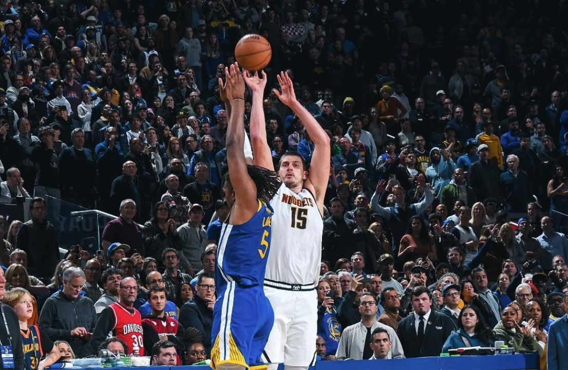 Nuggets bate Warriors com cesta de Jokic do 'meio da rua’ no estouro do cronômetro