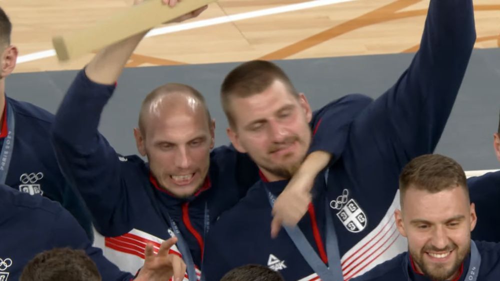 Bêbados? Web reage a time de basquete da Sérvia em pódio da Olimpíada