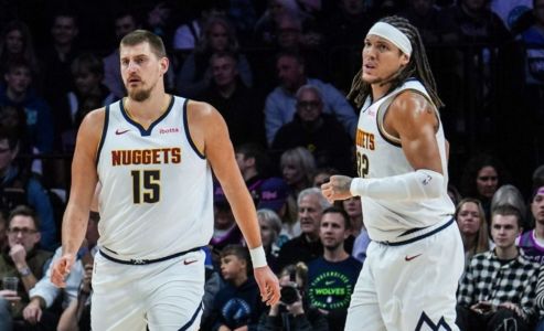 Nikola Jokic e Aaron Gordon em ação pelos Nuggets na temporada 2025/2026 da NBA