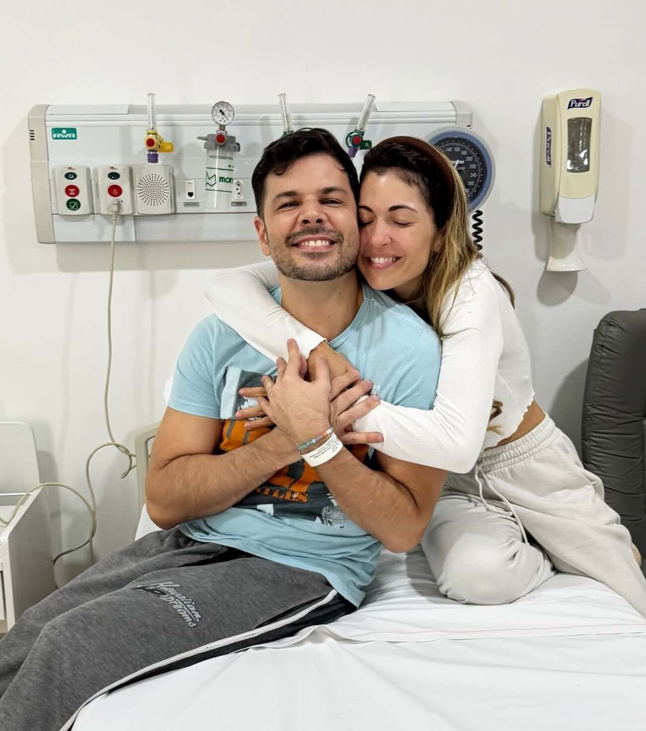 'Nada vai parar esse pulmão', diz esposa de ex-apresentador da Globo após cirurgia contra o câncer