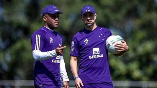 Jonas Urias (à direita), técnico do Cruzeiro Feminino