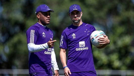Jonas Urias (à direita), técnico do Cruzeiro Feminino