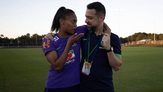 Jonas Urias conversa com Ary Borges em treino da Seleção Brasileira