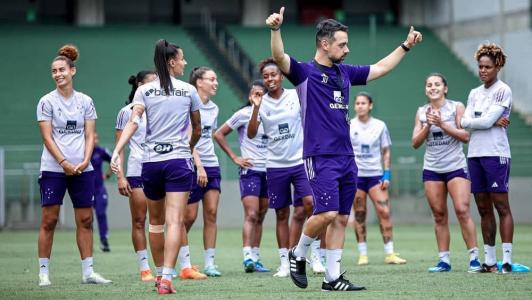 Jonas Urias, técnico do Cruzeiro, durante treino no Independência