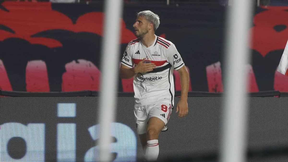 Dorival vê São Paulo forte em 2024 e revela que Calleri está em tratamento na Argentina