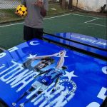 Zagueiro do Cruzeiro recebe item personalizado para prática de futmesa