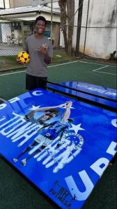 Jonathan Jesus recebe item personalizado para futmesa