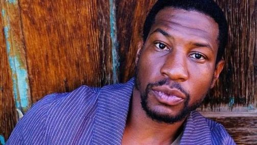 Jonathan Majors foi acusado de violência doméstica