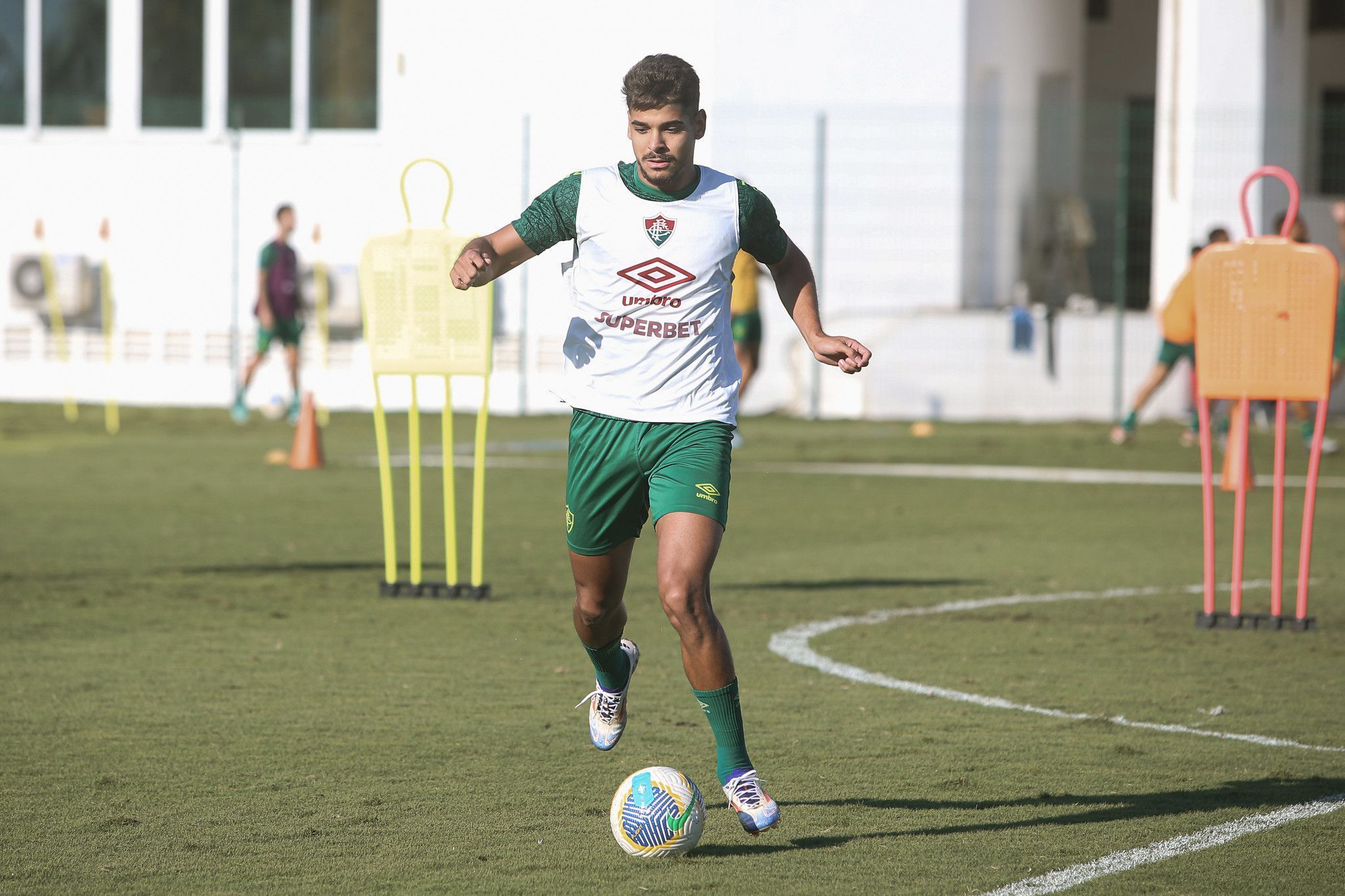 Fluminense solicita retorno de atacante emprestado e espera por ofertas do exterior