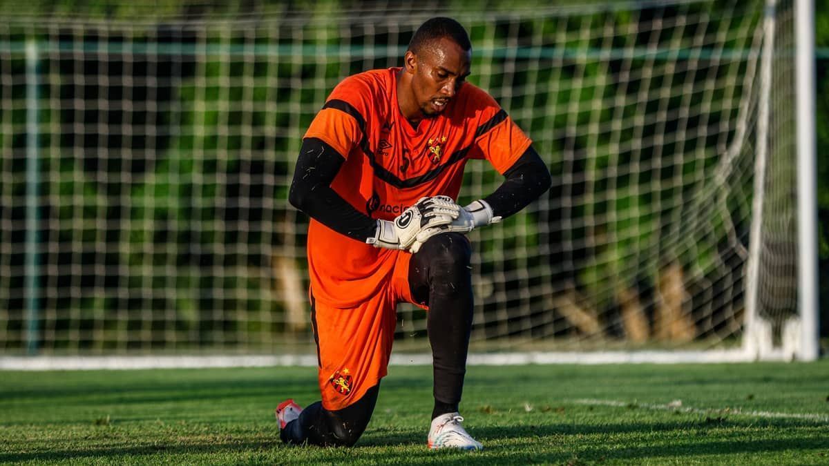 Enderson defende goleiro após falha na derrota do Sport: 'Menino de ouro'