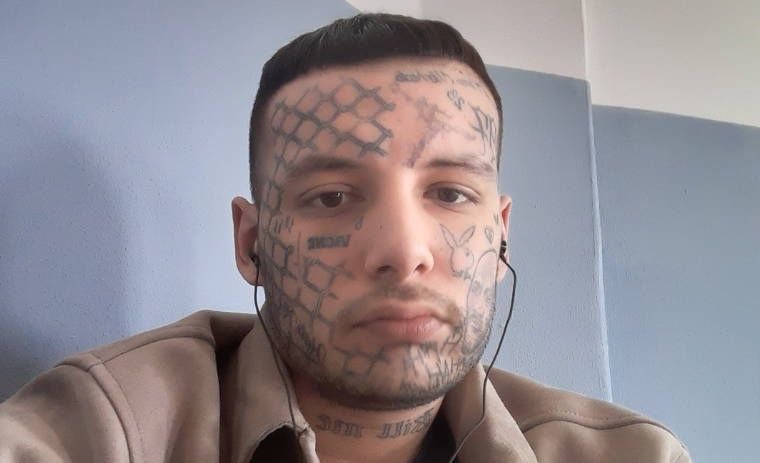 Rapper de 27 anos detido por roubo e injúria racial comete suicídio em prisão