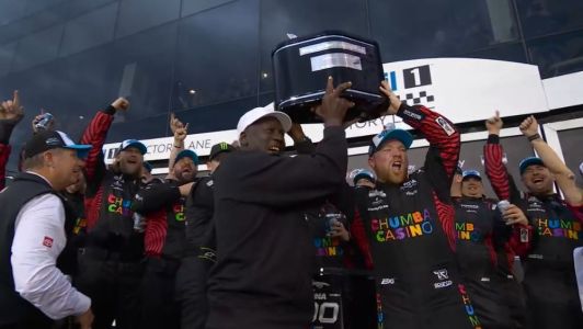 Jordan com o troféu do Daytona 500