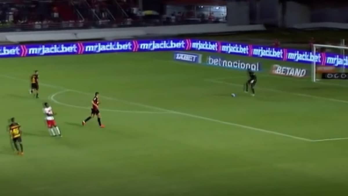 Goleiro do Sport sofre frangaço em derrota para o CRB; veja o lance