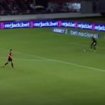 Goleiro do Sport sofre frangaço em derrota para o CRB; veja o lance