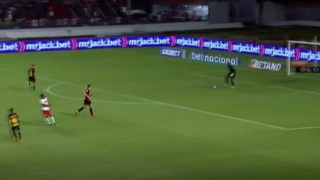 Jordan tentou dominar a bola recuada por Juba e falhou
