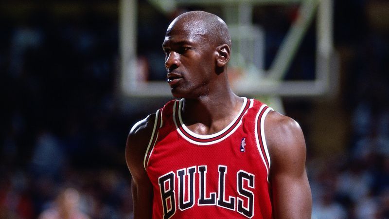 Tênis usados por Michael Jordan são arrematados em leilão por quase R$ 40 milhões