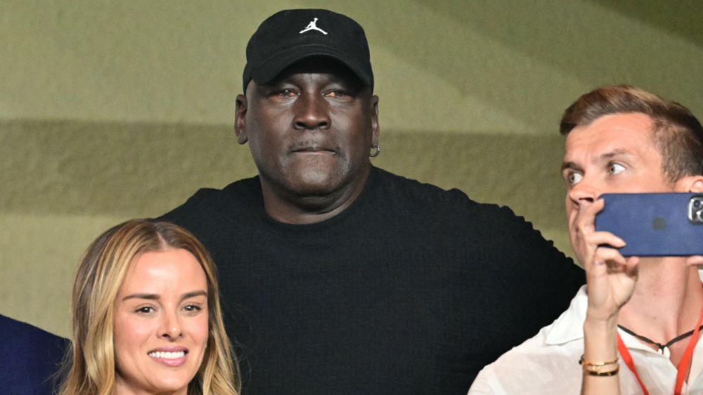Michael Jordan assiste a jogo entre Monaco e Barcelona pela Champions League