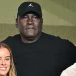 Michael Jordan assiste a jogo entre Monaco e Barcelona pela Champions League