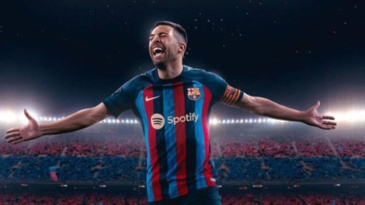 Barcelona oficializa saída do lateral Jordi Alba